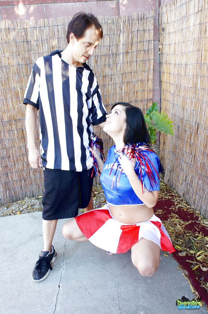 Savannah seduces the referee