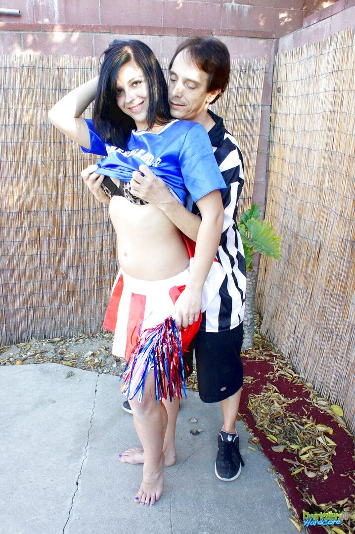 Savannah seduces the referee