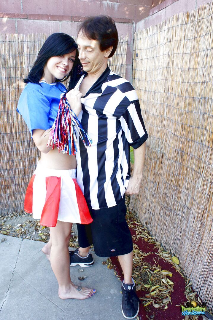 Savannah seduces the referee