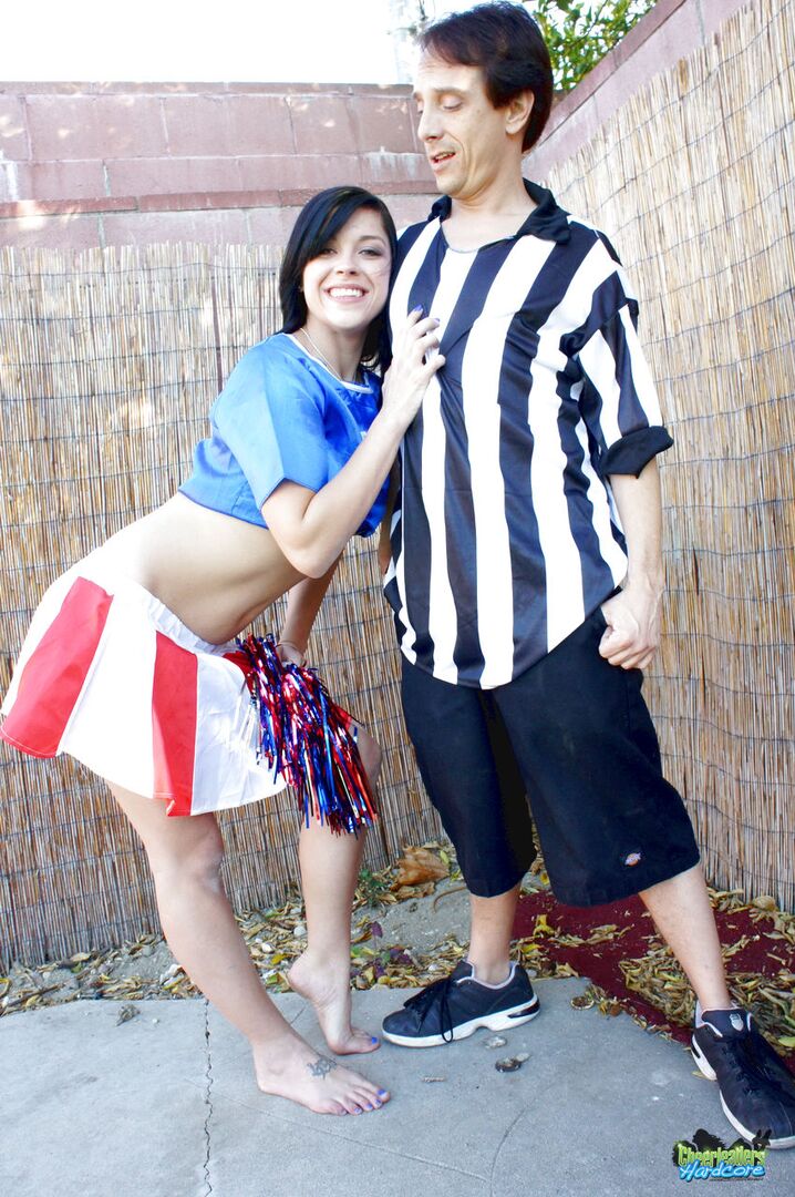 Savannah seduces the referee