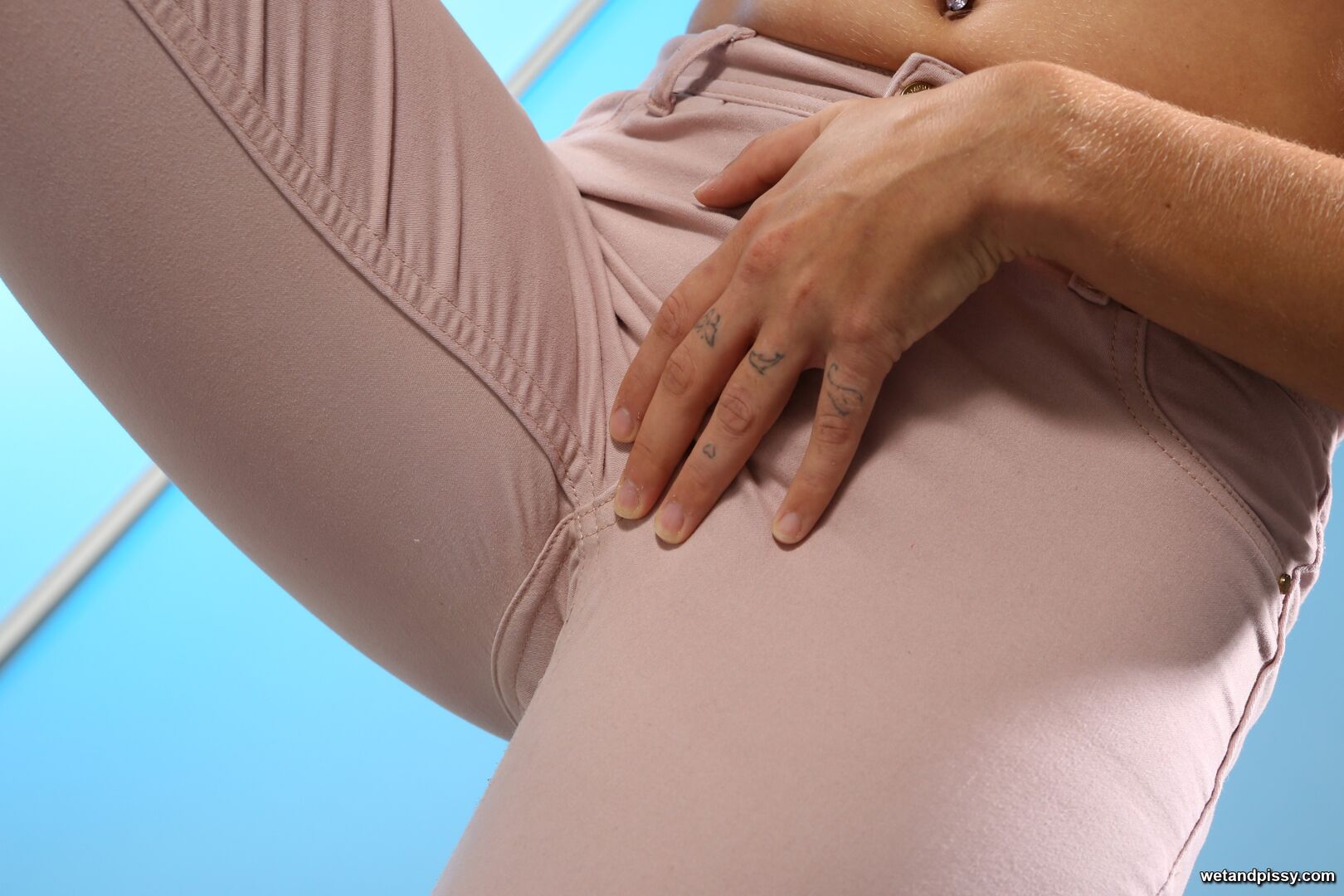 DELPHINE — MESSY SQUIRTER