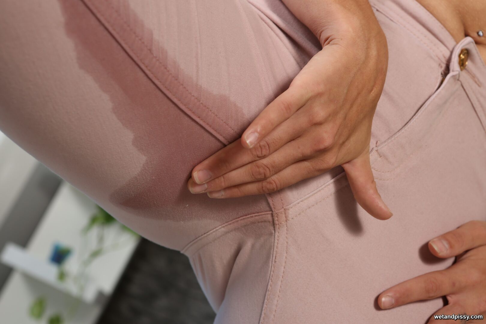 DELPHINE — MESSY SQUIRTER